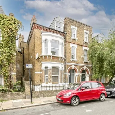 A Beautiful Newly Renovated Home: The Arlingford Feriehus London