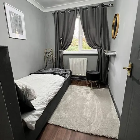 Lovely, Two Bedroom Central Location Apartment
