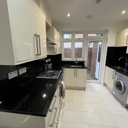4 Wharncliffe Drive *