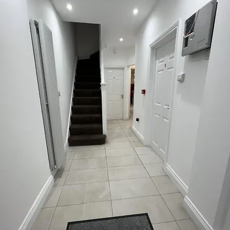 Guest house 4 Wharncliffe Drive *