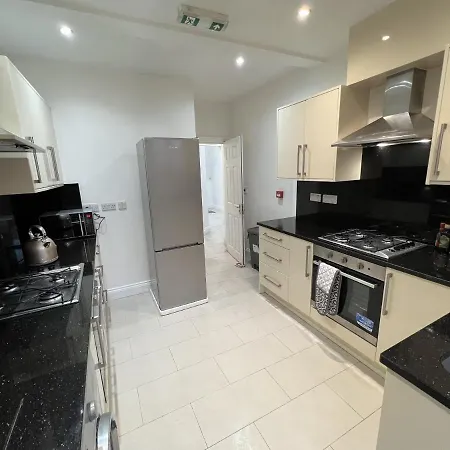 4 Wharncliffe Drive Guest house *