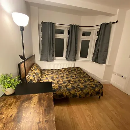 Guest house 4 Wharncliffe Drive Hanwell