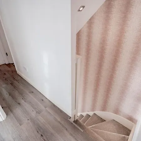 Spacious 5 Bed, 2 Bathrooms House With A Private Garden Prázdninový dům Londýn