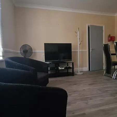 Entire 2 Bedroom Home/flat In London, Line London