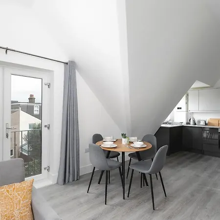 Apartment Skyvillion - London Chase With Parking & Wifi
