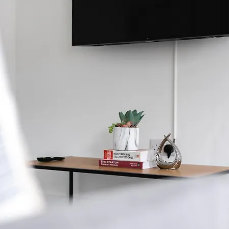 Skyvillion - London Chase With Parking & Wifi Apartment Enfield