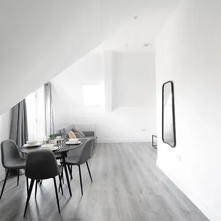 Skyvillion - London Chase With Parking & Wifi Apartment *