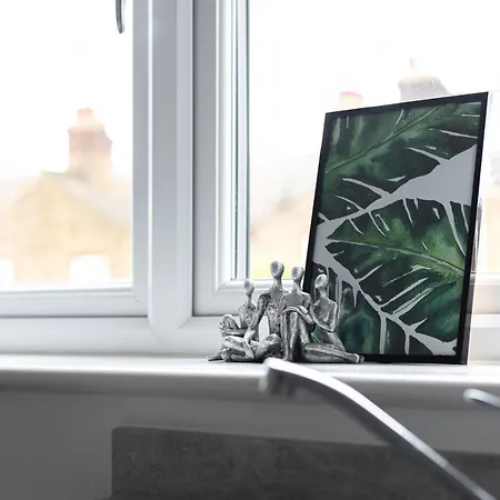 Skyvillion - London Chase With Parking & Wifi Apartment