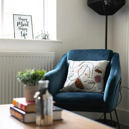 Skyvillion - London Chase With Parking & Wifi Apartment *