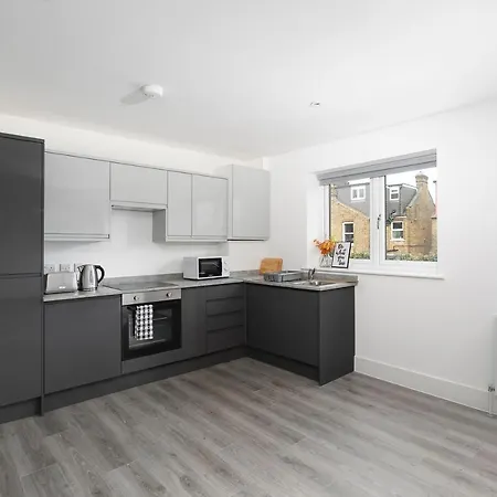 Skyvillion - London Chase With Parking & Wifi Enfield