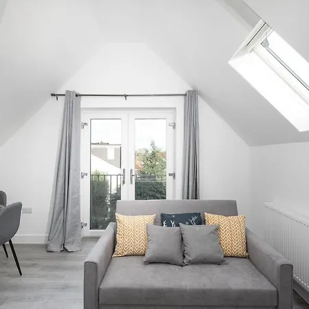 Skyvillion - London Chase With Parking & Wifi Apartment *