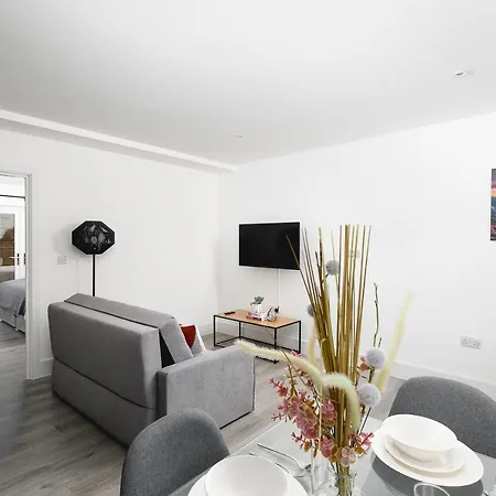 Skyvillion - London Chase With Parking & Wifi Apartment Enfield