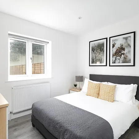 Skyvillion - London Chase With Parking & Wifi Enfield