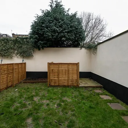 Skyvillion - London Chase With Parking & Wifi