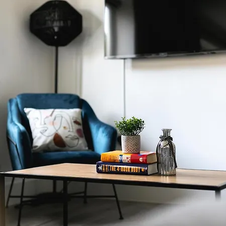 Skyvillion - London Chase With Parking & Wifi *