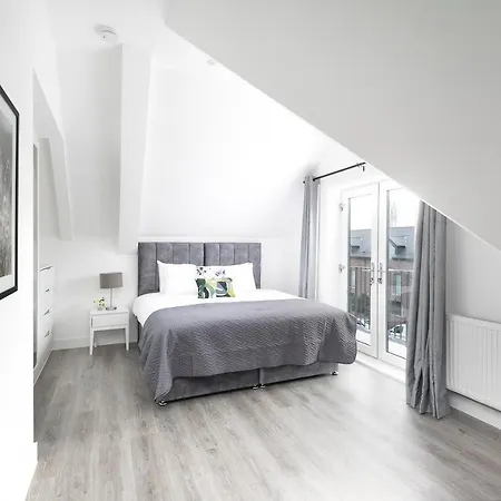Skyvillion - London Chase With Parking & Wifi Enfield