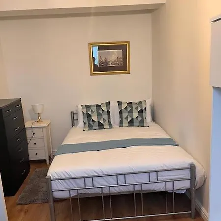 2 Bed Flat In Canning Town *