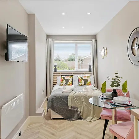 Boutique Heathrow Studio's - Parking - Garden *