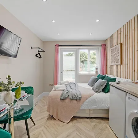Boutique Heathrow Studio's - Parking - Garden דירה *