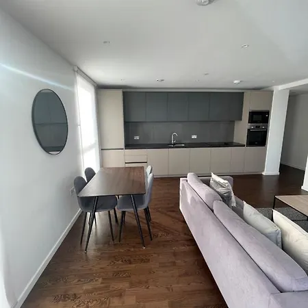 Immaculate 2bed In London- Views לונדון