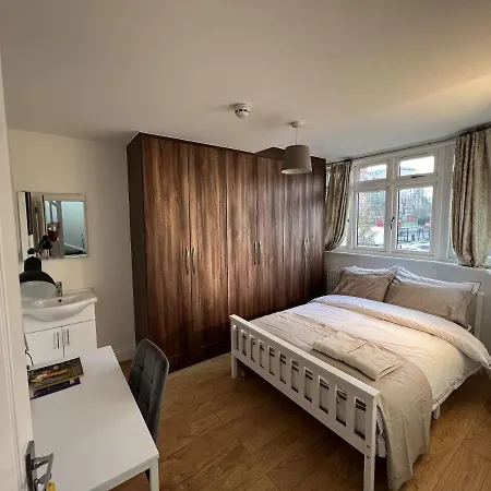 Guest house 4 Wharncliffe Drive