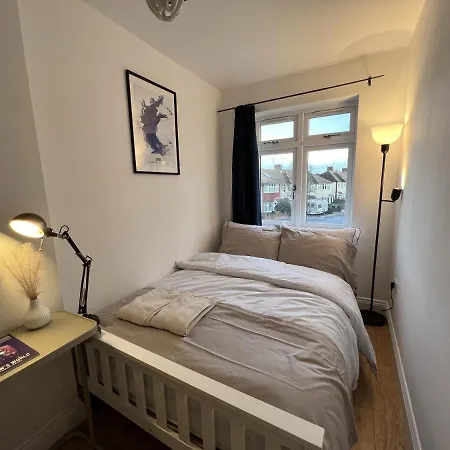Guest house 4 Wharncliffe Drive *