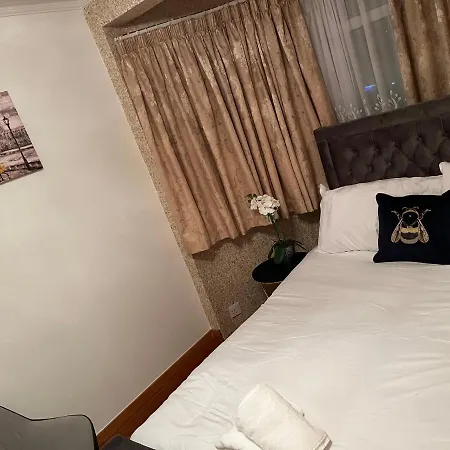 Couette-café Tj Homes - Luxury With Garden View - Next To Tube Station London