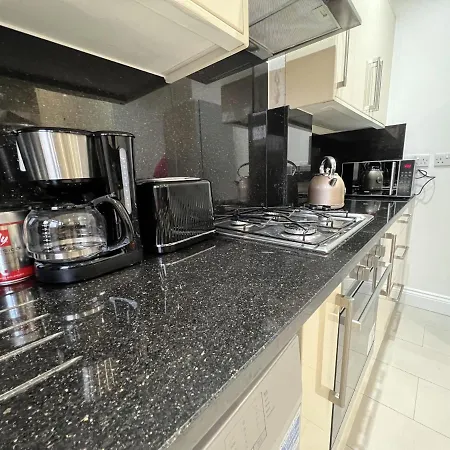 4 Wharncliffe Drive Guest house