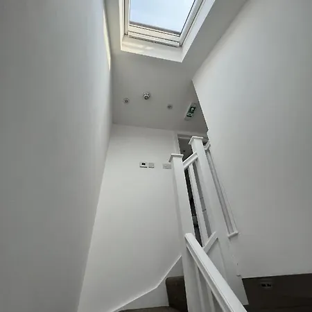 4 Wharncliffe Drive * Hanwell