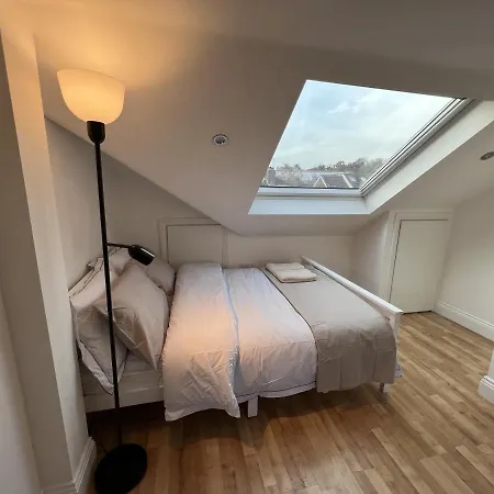 4 Wharncliffe Drive Guest house Hanwell