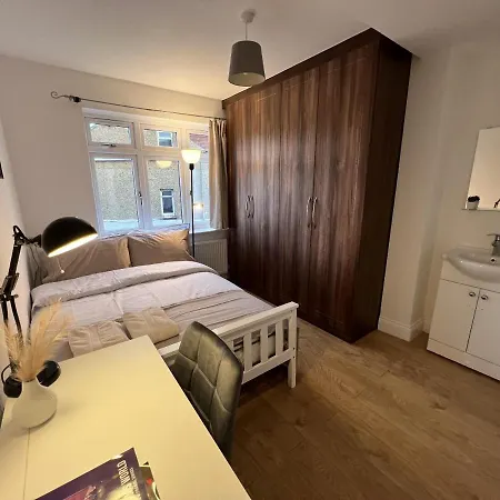 Guest house 4 Wharncliffe Drive *