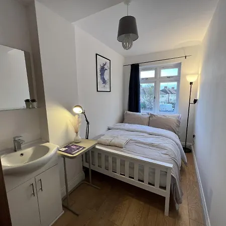 4 Wharncliffe Drive *