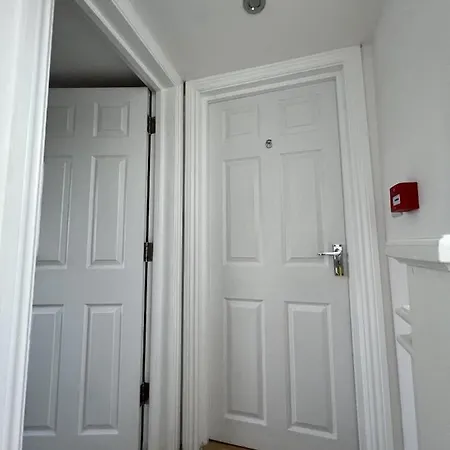 Guest house 4 Wharncliffe Drive Hanwell