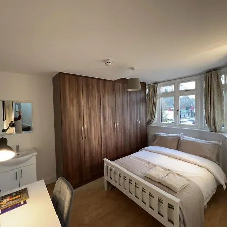 Guest house 4 Wharncliffe Drive
