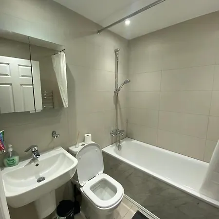 4 Wharncliffe Drive *