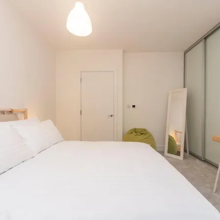 Pass The Keys Spacious Bright Flat 20 Mins To