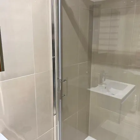 Bed & Breakfast Tj Homes - Luxury With Garden View - Next To Tube Station London