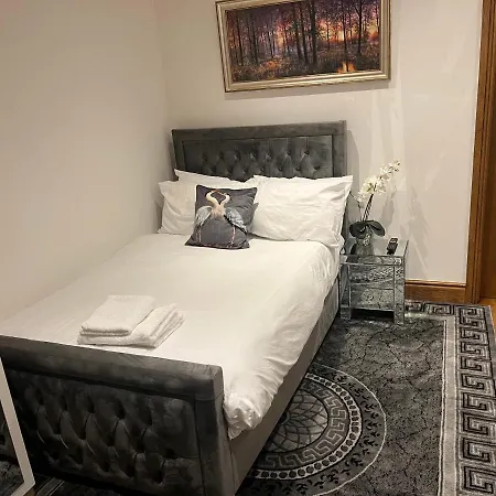 Tj Homes - Luxury With Garden View - Next To Tube Station London Bed & Breakfast