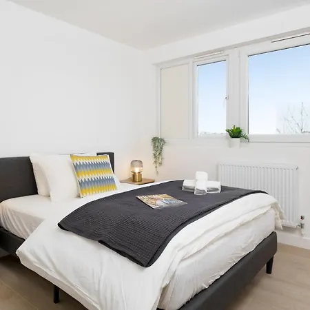 Stunning Duplex Near Canary Wharf & O2 & Views *