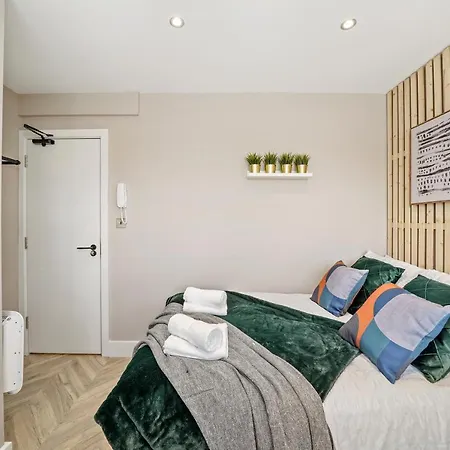 Boutique Heathrow Studio's - Parking - Garden *