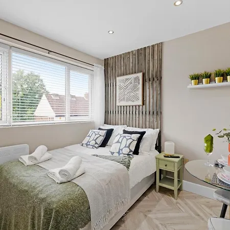 Boutique Heathrow Studio's - Parking - Garden דירה
