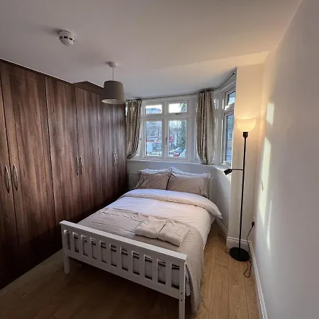 4 Wharncliffe Drive Guest house *