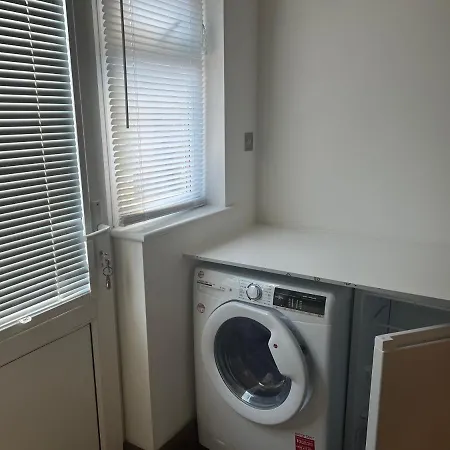 Tj Homes - Luxury With Garden View - Next To Tube Station London Couette-café Ruislip