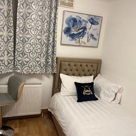 Tj Homes - Luxury With Garden View - Next To Tube Station London *