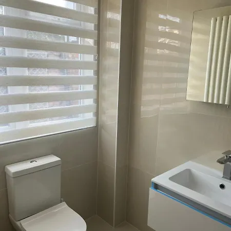 Tj Homes - Luxury With Garden View - Next To Tube Station London *