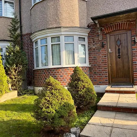 Bed & Breakfast Tj Homes - Luxury With Garden View - Next To Tube Station London *