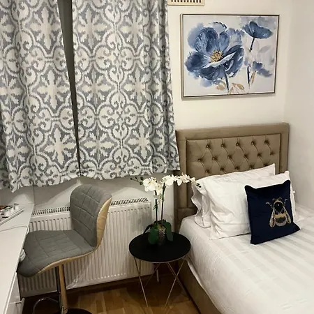 Bed & Breakfast Tj Homes - Luxury With Garden View - Next To Tube Station London *