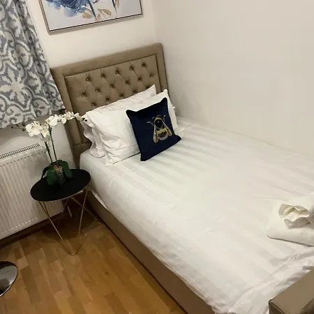 Couette-café Tj Homes - Luxury With Garden View - Next To Tube Station London