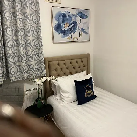 Tj Homes - Luxury With Garden View - Next To Tube Station London