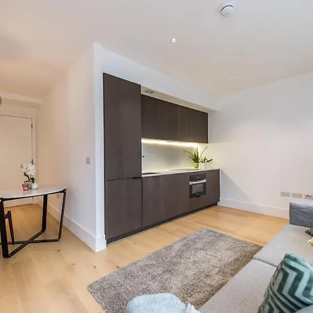 Stunning Building, Walking Distance To Broadway Tube! * Ealing
